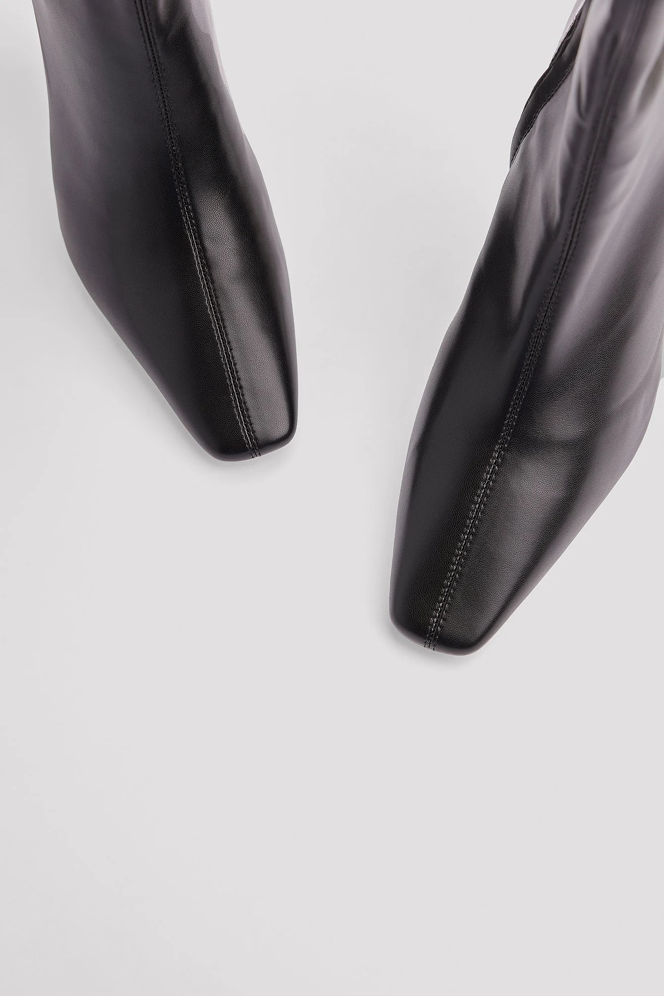 Enge Overknee-Stiefel mit Stilettoabsatz
