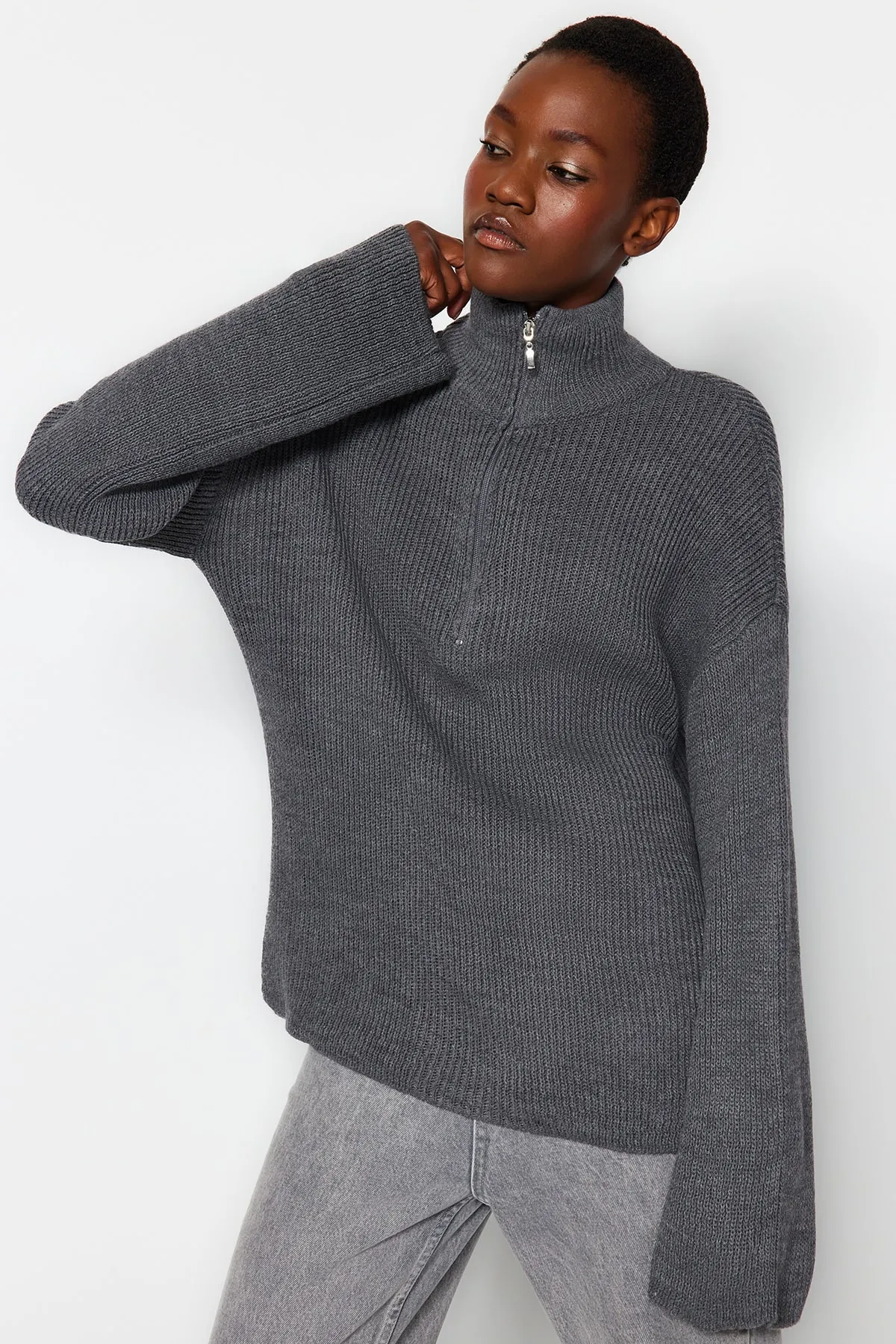 Trendyol Collection  Anthrazitfarbener Strickpullover mit breitem Muster und Reißverschluss und hohem Kragen TWOAW24KZ00507