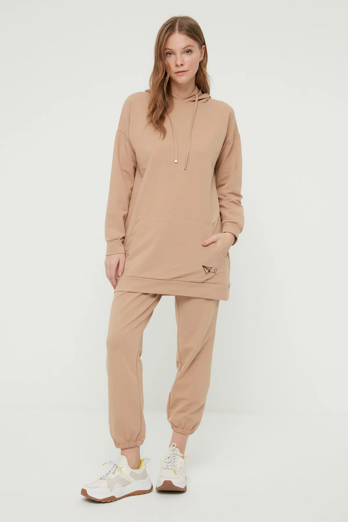 Trendyol Modest  Beigefarbener Strick-Trainingsanzug mit Kapuze und Kängurutasche und Stickerei TCTSS21EM0085