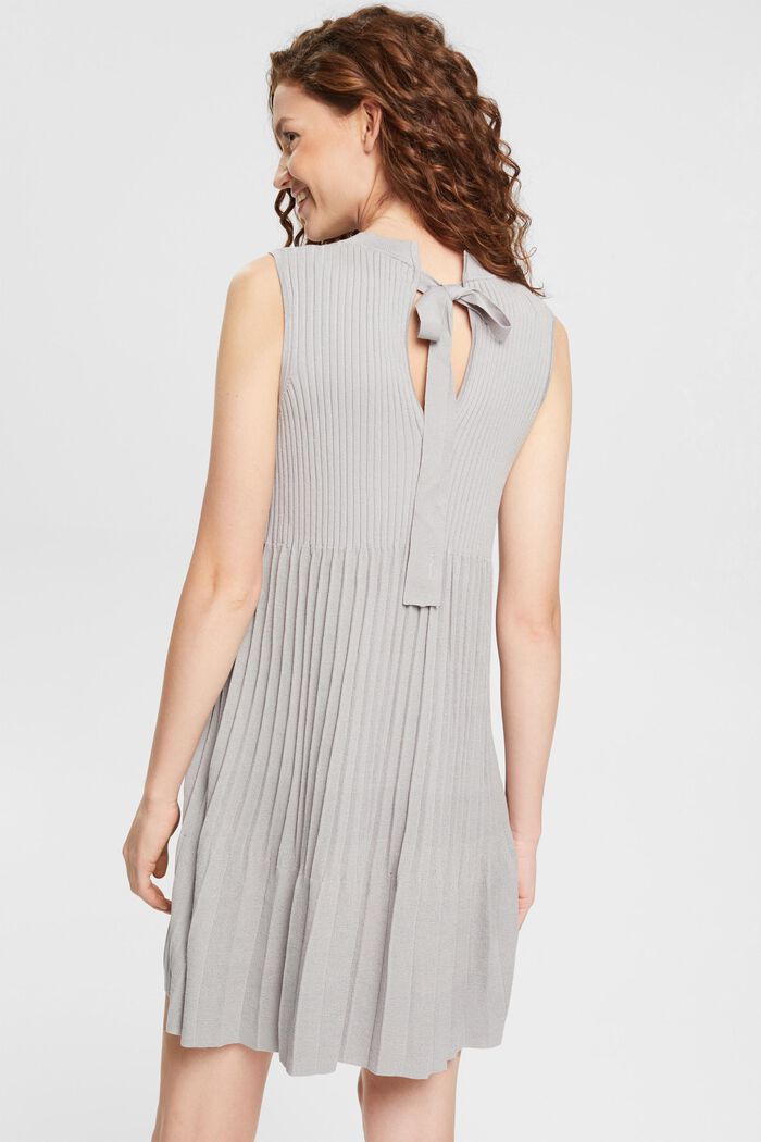 Eng anliegendes und ausgestelltes Plisseekleid