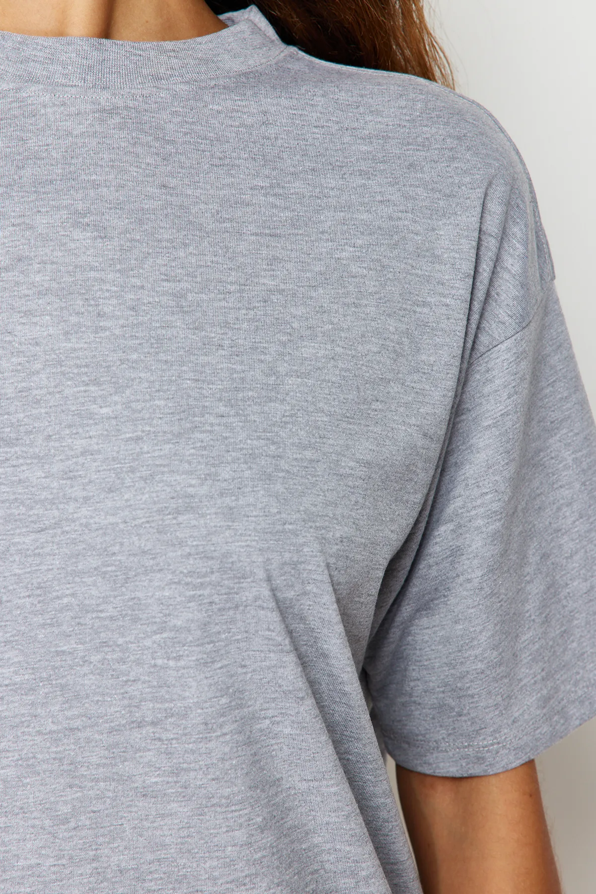 Trendyol Collection  Grau meliertes Premium-Strick-T-Shirt in Übergröße/weiter Passform mit Rundhalsausschnitt TWOSS23TS00040