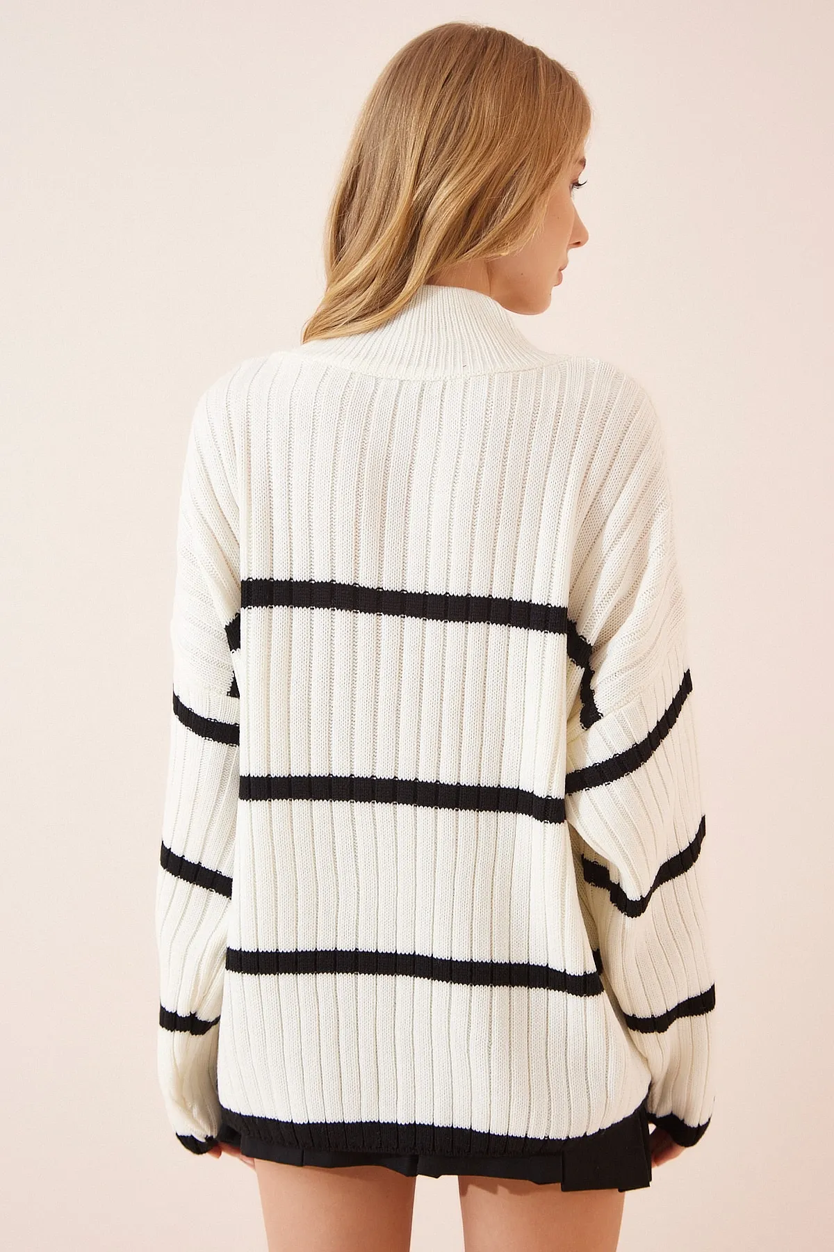 Happiness İstanbul  Ecrufarbener, gestreifter Rollkragenpullover mit Oversize-Strick für Damen DD01143
