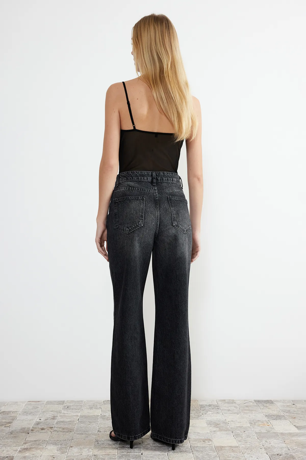 Trendyol Collection  Schwarze Jeans mit hoher Taille und weitem Bein TWOSS24JE00018