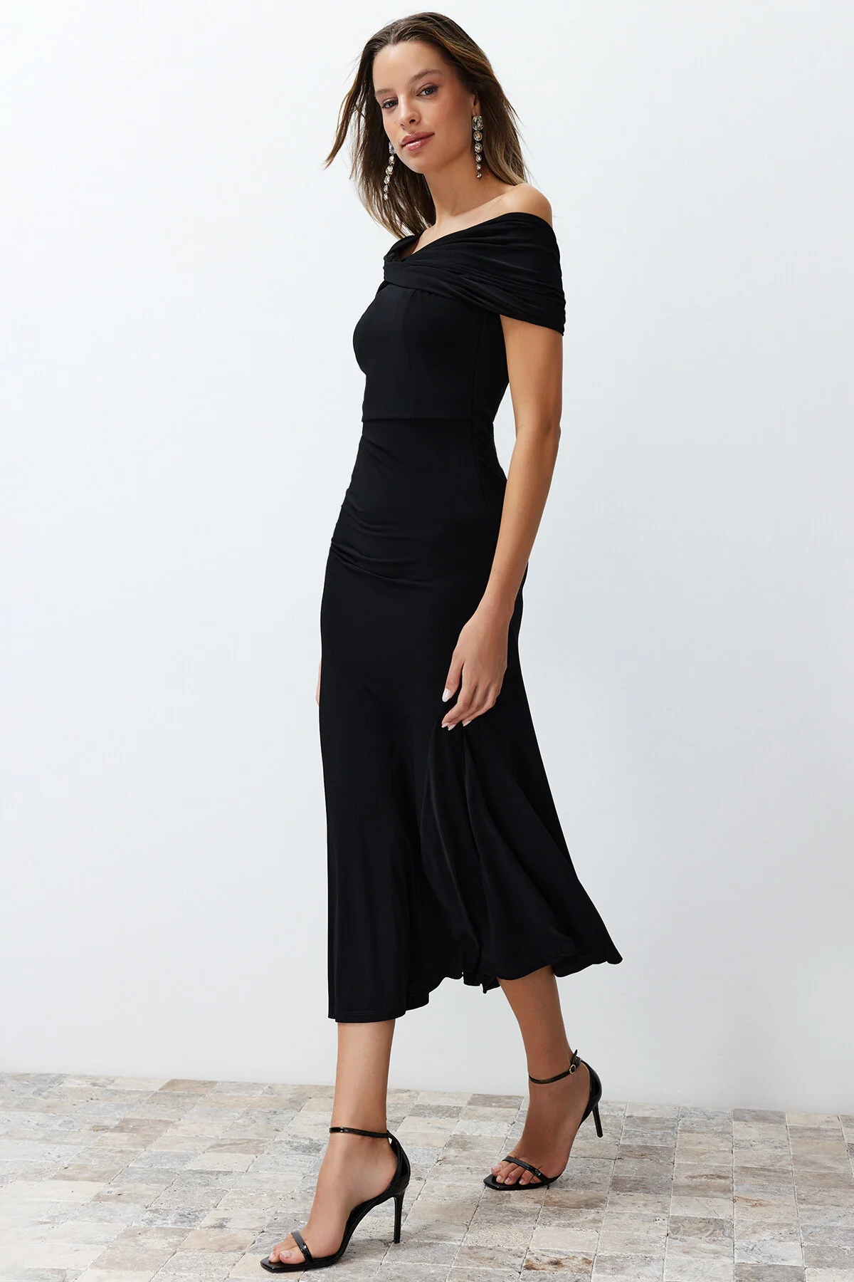 Trendyol Collection  Schwarzes Abendkleid aus Strick mit asymmetrischem Kragen - TPRSS24EL00046