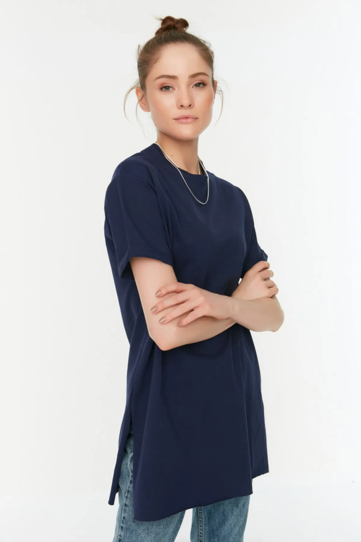 Trendyol Modest  Marineblau-weißes Basic-Strick-T-Shirt mit Schlitz und detailliertem Rundhalsausschnitt im 2er-Pack TCTSS21UK0009