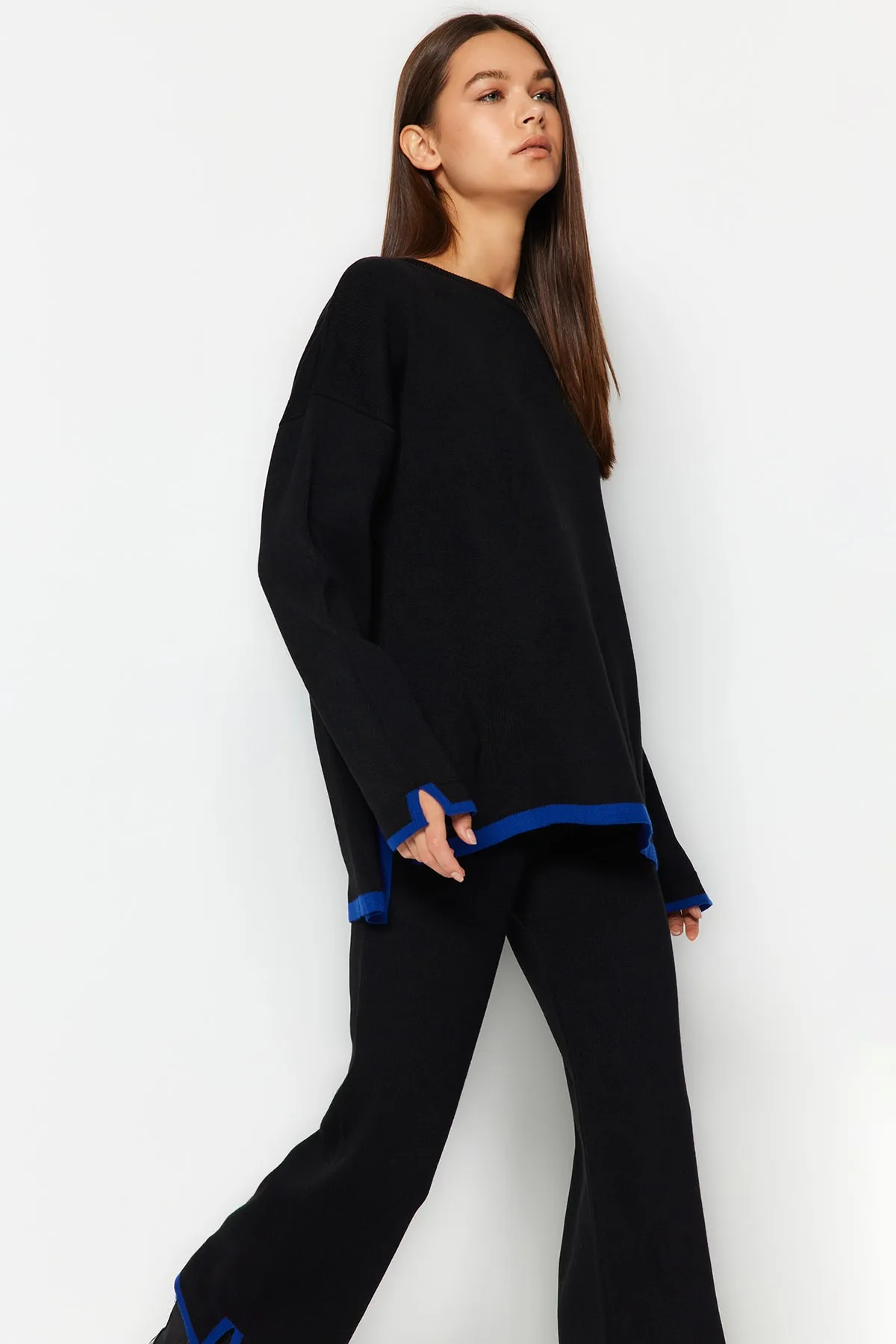 Trendyol Collection  Schwarzes, weit geschnittenes Strickoberteil und -unterteil in Kontrastfarbe TWOAW24AU00062