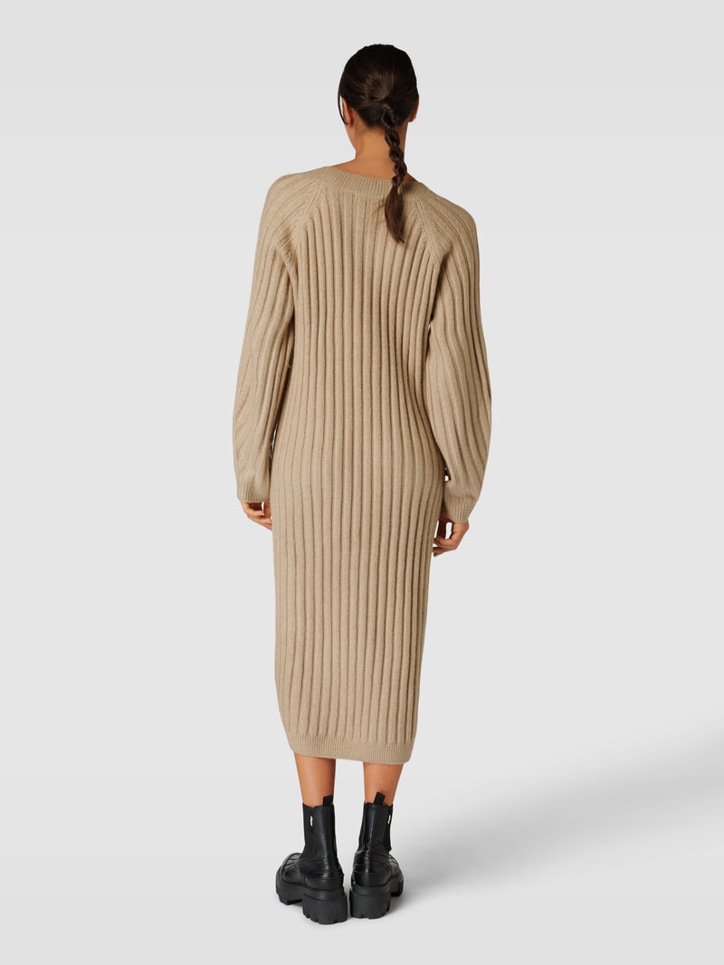 Strickkleid mit V-Ausschnitt und Seitenschlitzen in beige