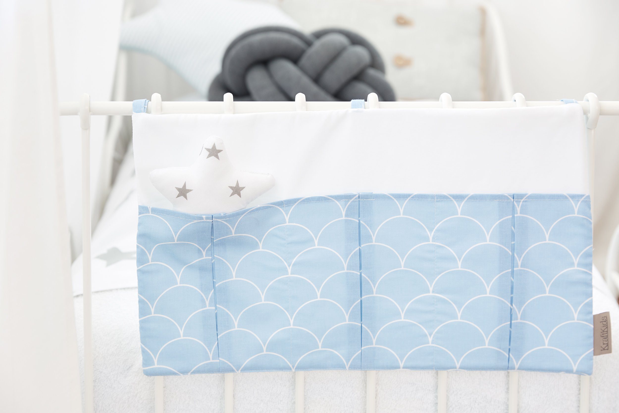 KraftKids Betttasche weiße Halbkreise auf Pastelblau, mit drei Fächern, innen mit Polyestervlies versteift