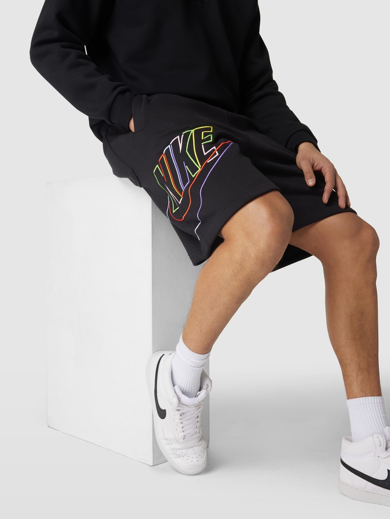 Shorts mit Label-Stitching in schwarz