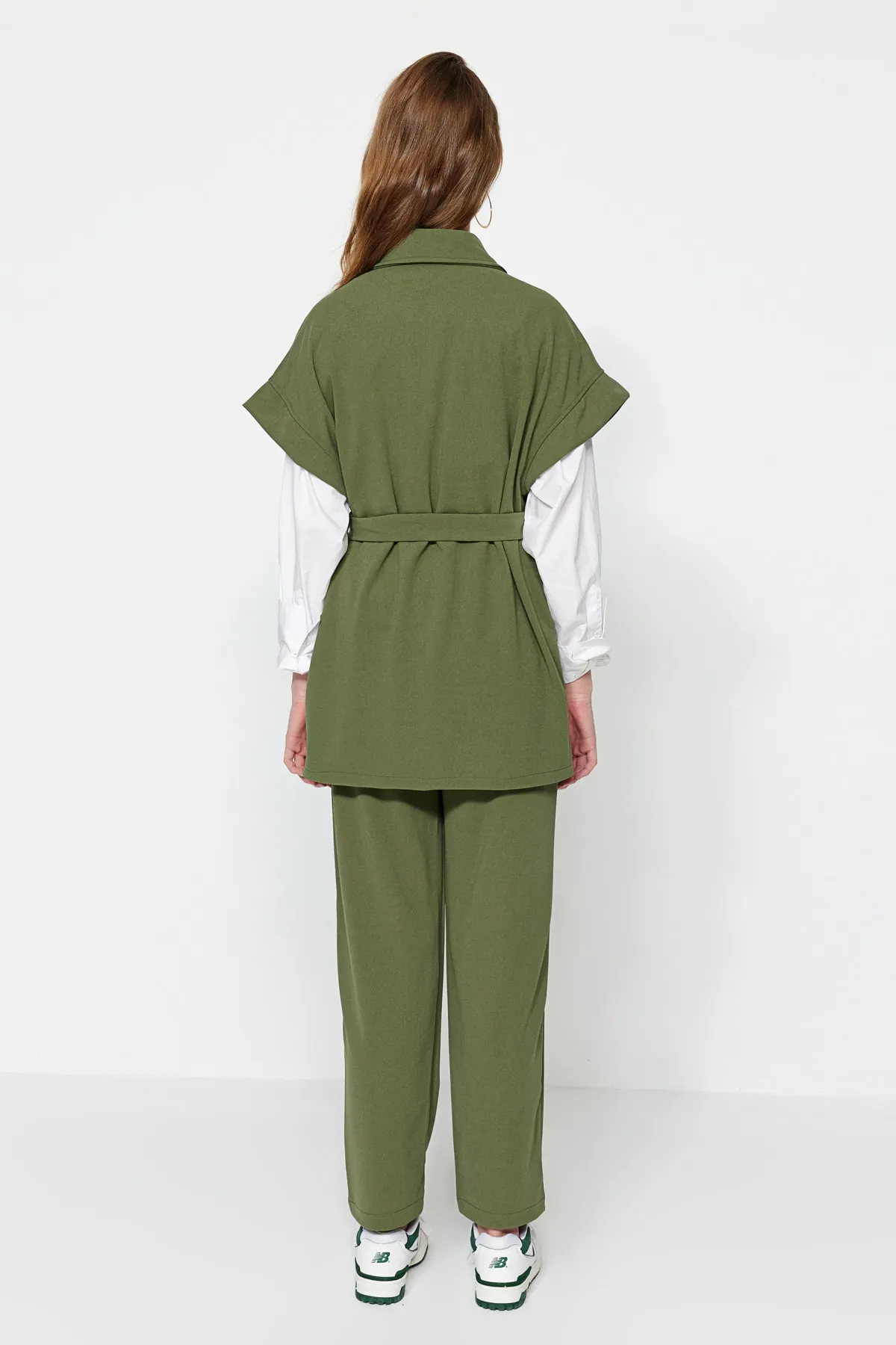 Trendyol Modest  Khakifarbenes Set aus Strickweste und -hose – mit goldenen Knöpfen TCTAW22US0062
