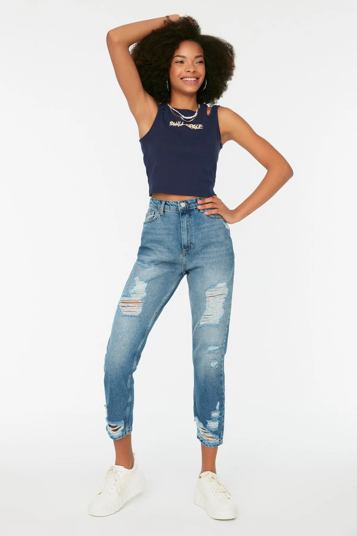 Trendyol Collection  Blaue High Bel Mom-Jeans TWOSS22JE0381