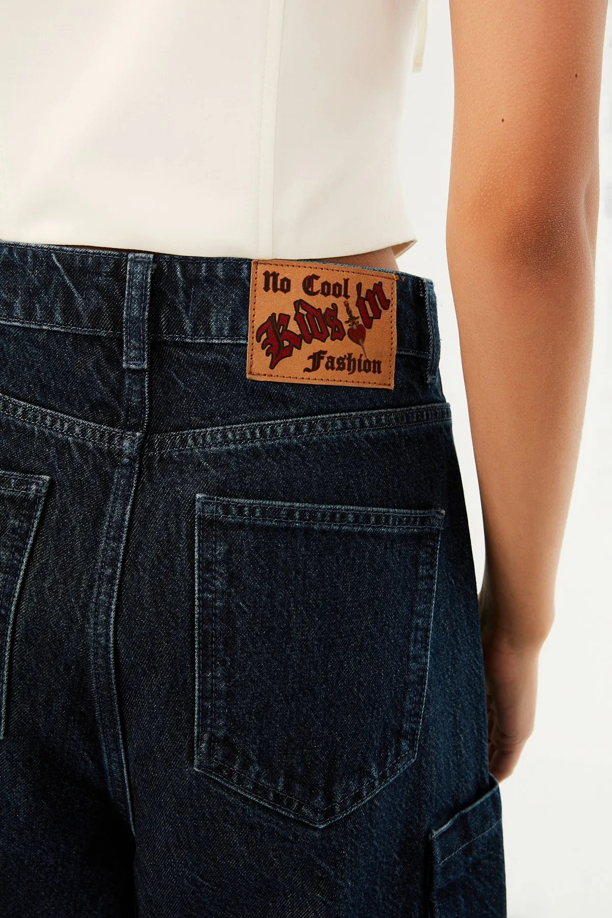 Trendyol Collection  X Zeynep Tosun – Blaue Cargo-Jeans mit Krawattendetail TPRSS22JE0611