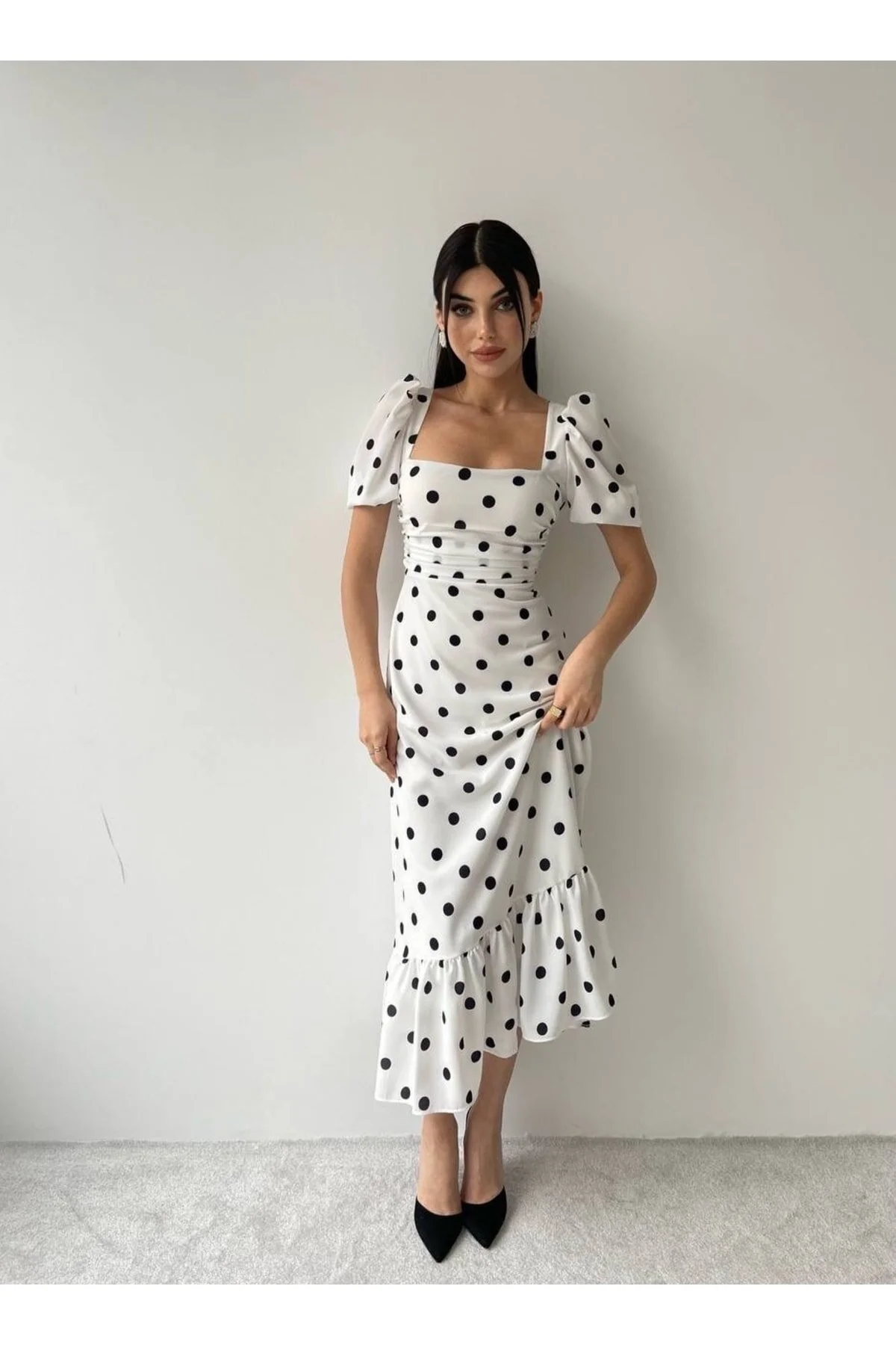 SONREİR  Langes, gepunktetes Kleid mit Ballonärmeln und quadratischem Ausschnitt