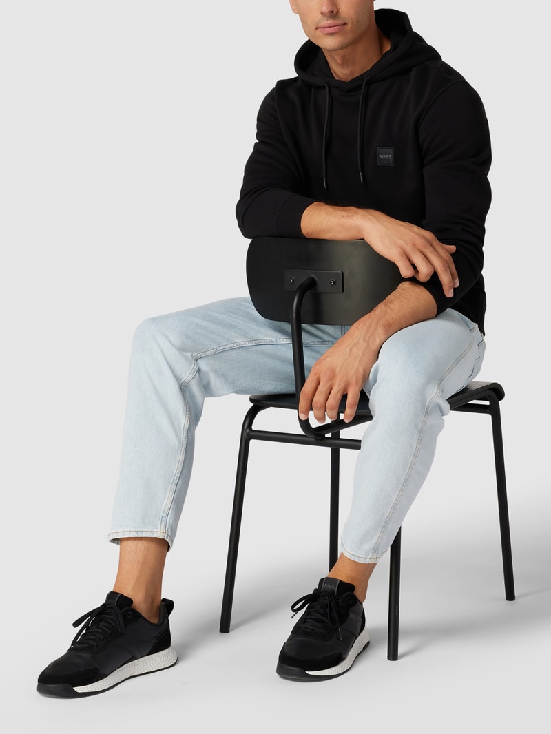 Hoodie mit Label-Detail und Känguru-Tasche Modell 'WETALK' in schwarz