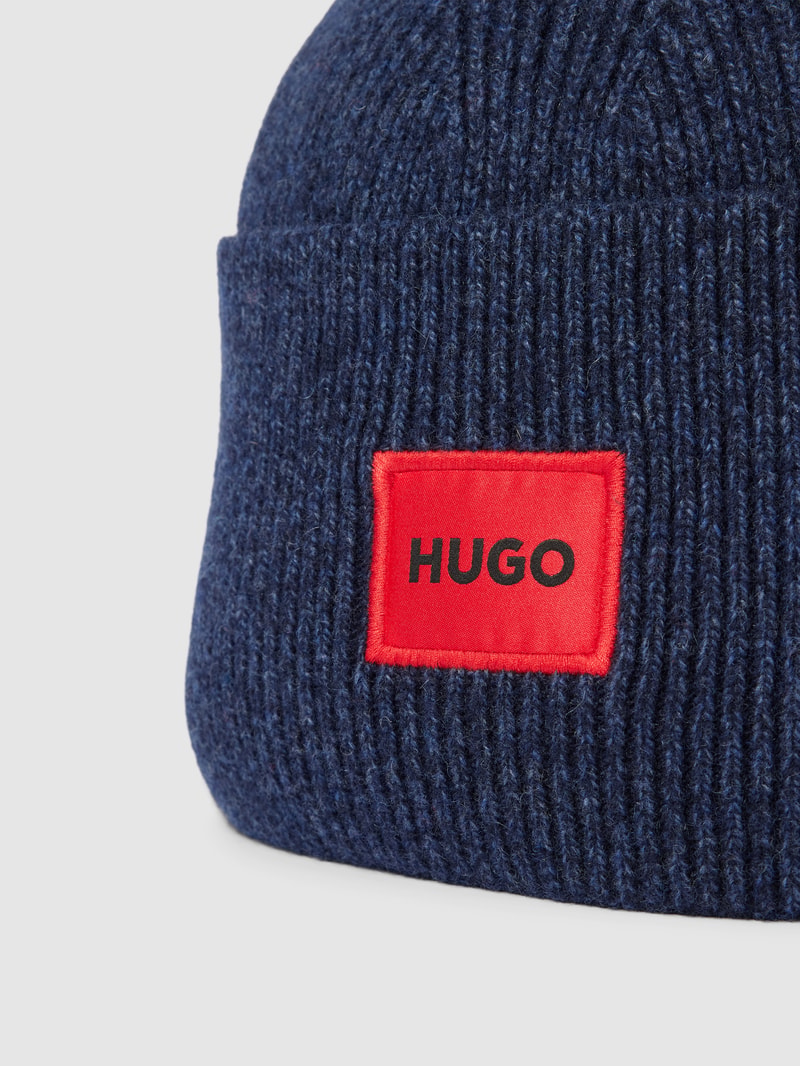 Beanie mit Label-Detail Modell 'Xaff' in dunkelblau