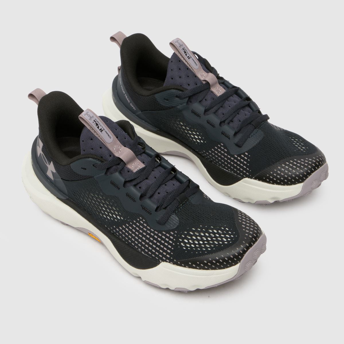 Under Armour infinite pro terepfutó cipők fekete és fehér színben