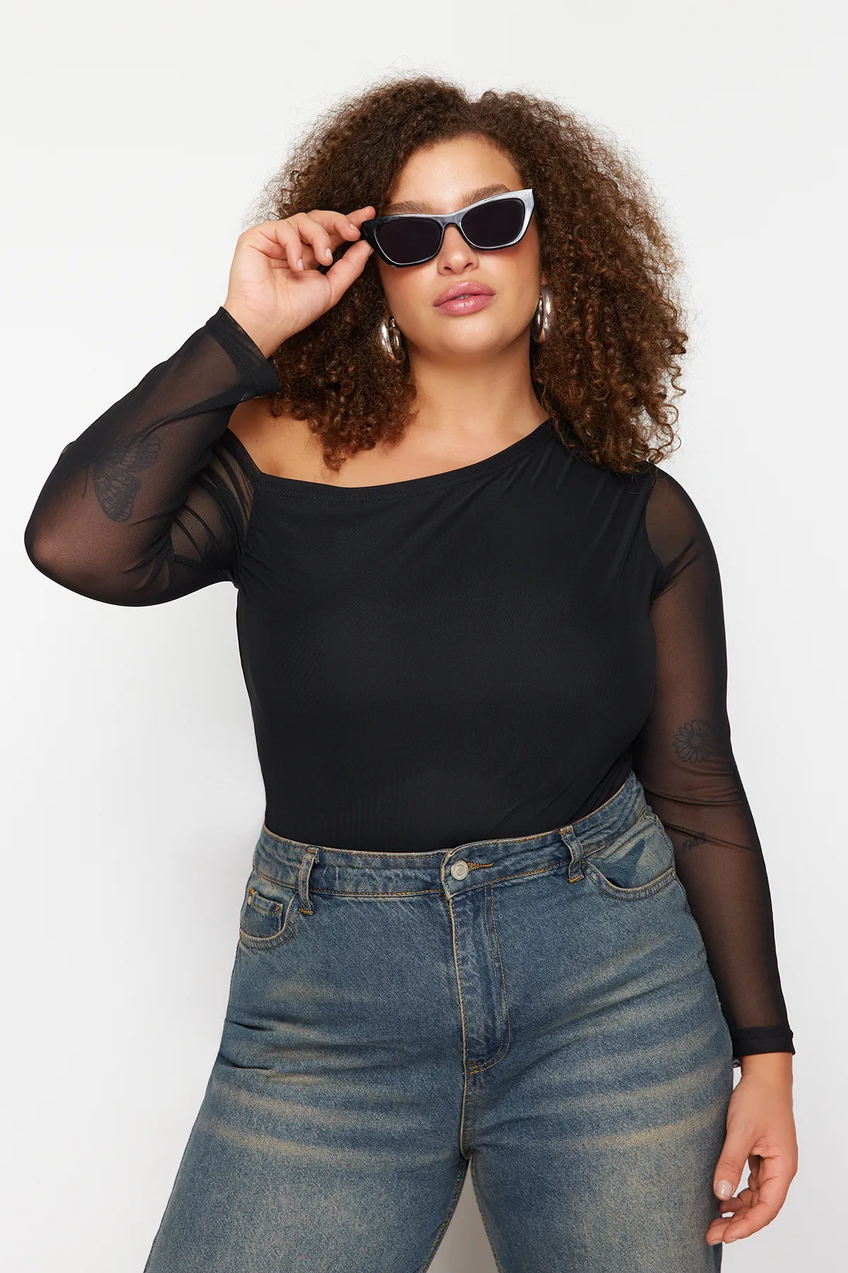 Trendyol Curve  Schwarze, mit Tüll gefütterte Strickbluse mit asymmetrischem Kragen TBSSS24AF00025