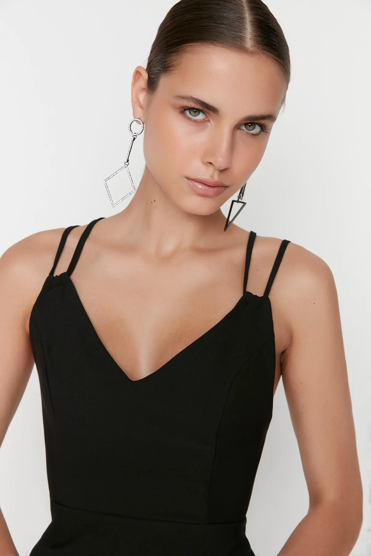 Trendyol Collection  Elegantes Abendkleid mit schwarzem Rückendetail TPRSS22EL2308