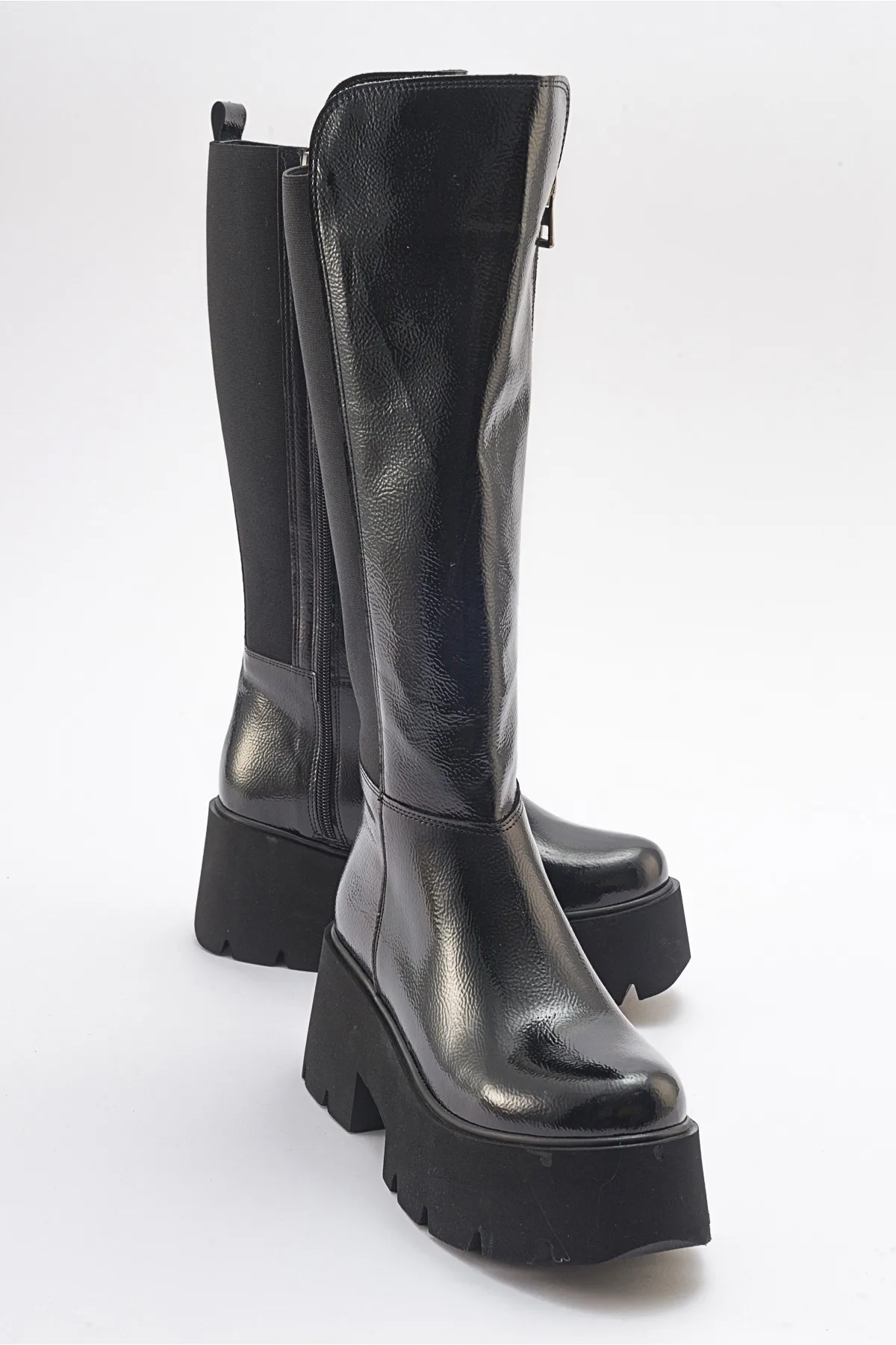LuviShoes  SOLO Damenstiefel aus schwarzem Lackleder in Knitteroptik