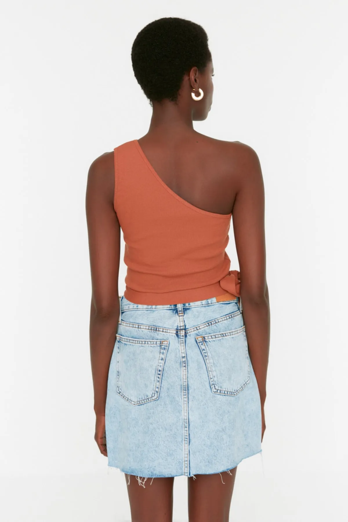Trendyol Collection  Zimtfarbene, figurbetonte One-Shoulder-Bluse aus geripptem Strick mit Detail TWOSS22BZ1558
