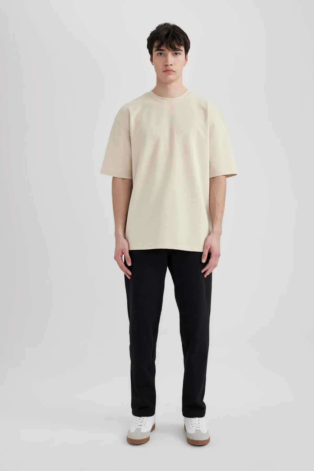 DeFacto  Kurzärmliges T-Shirt aus schwerem Stoff mit Rundhalsausschnitt und Oversize-Passform X3926AZ24SP