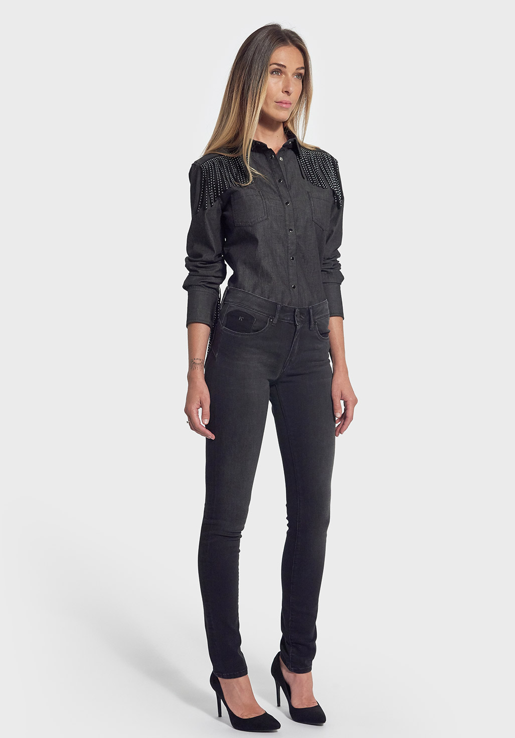 NOYCE  Chemise en jean slim Femme noire avec franges à clous