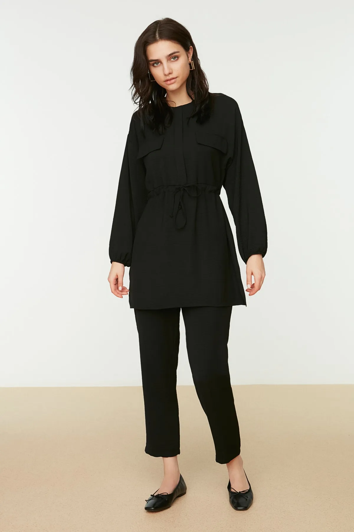 Trendyol Modest  Schwarzes Aerobin-Hemd-Hosen-Set mit Krawatte und Taillentasche TCTSS21AU0238
