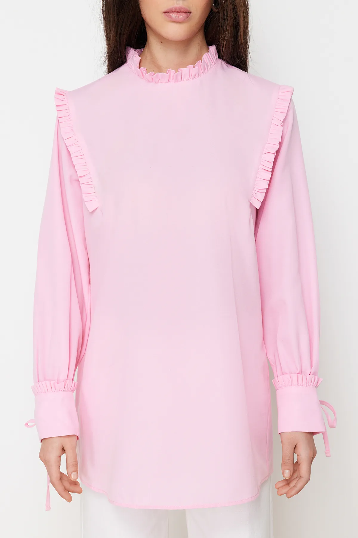Trendyol Modest  Rosa Tunika aus gewebter Baumwolle mit Rüschen an Schultern und Manschetten TCTSS23UK00083