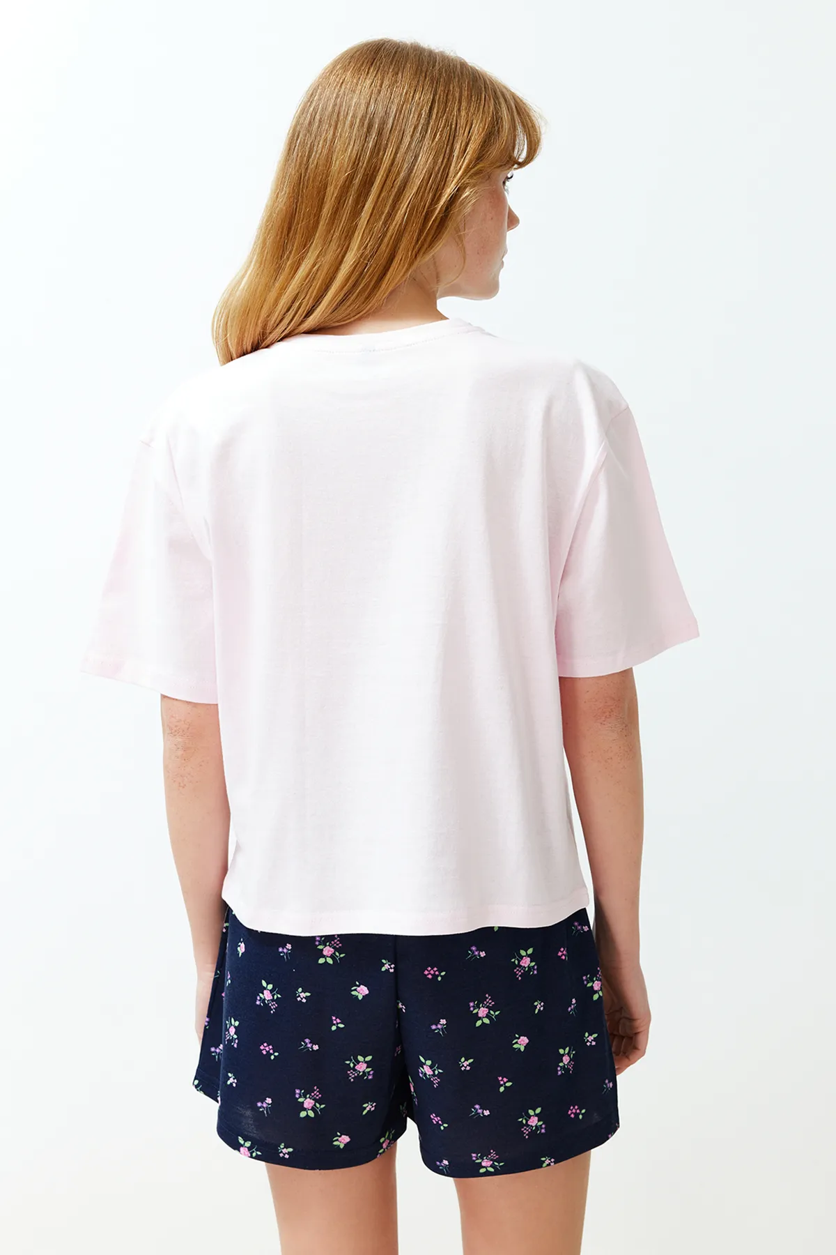 Trendyol Collection  Rosa Pyjama-Set aus 100 % Baumwolle, mehrfarbig, mit Blumenmuster, gestrickt THMSS24PT00214