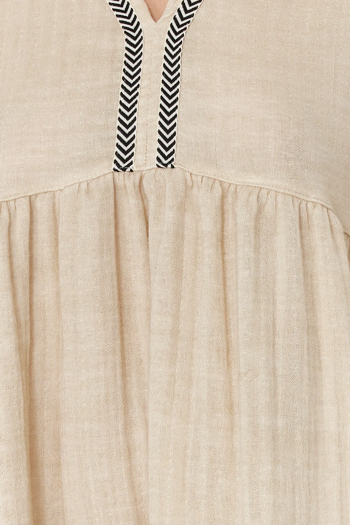 Trendyol Collection  Beiges, weit geschnittenes Mini-Strandkleid aus Musselin mit gewebten Streifen und Zubehör TBESS24EL00117