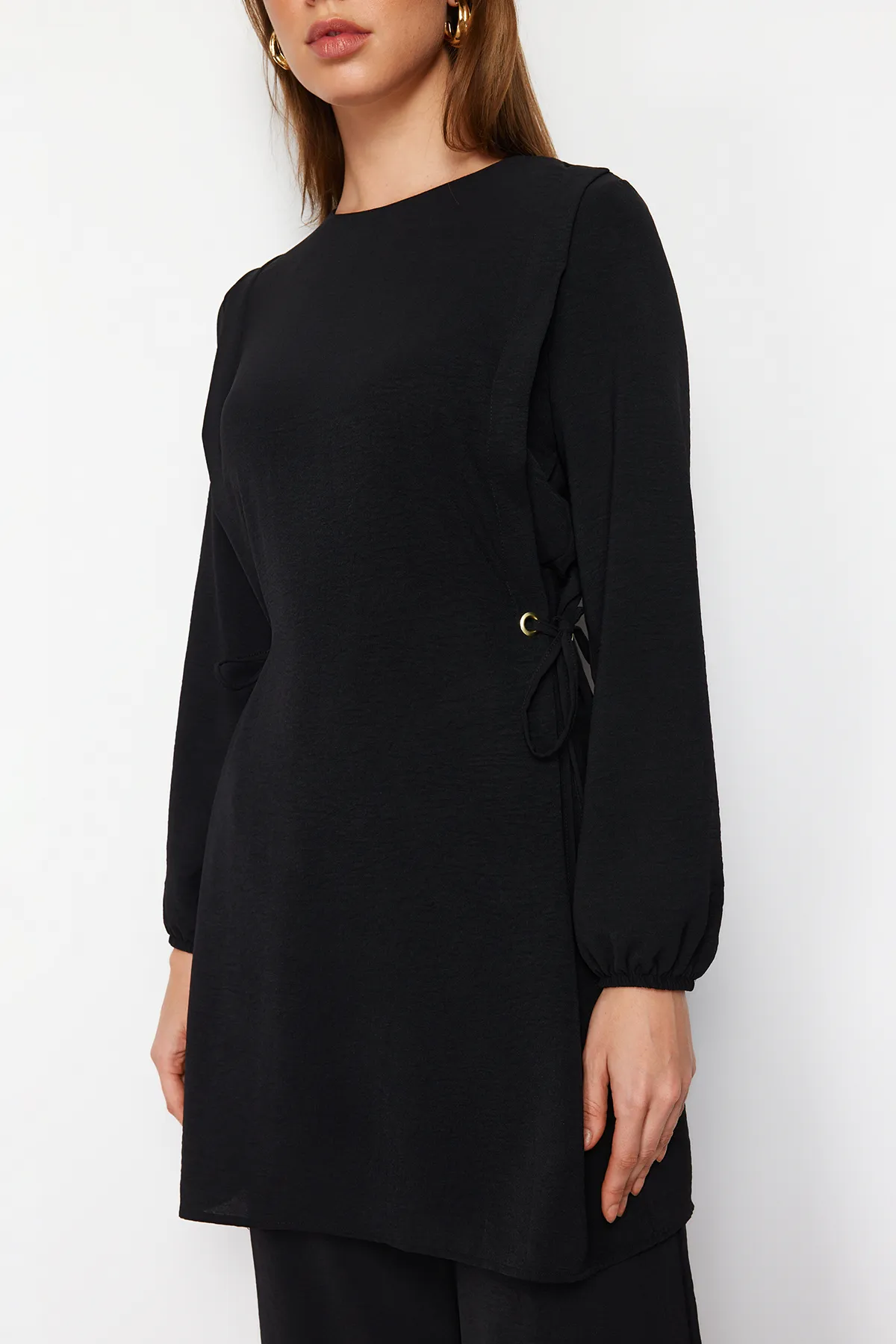 Trendyol Modest  Schwarzes Aerobin Tunika-Hosen-Set mit Ösen und Krawattendetails TCTAW22US0092