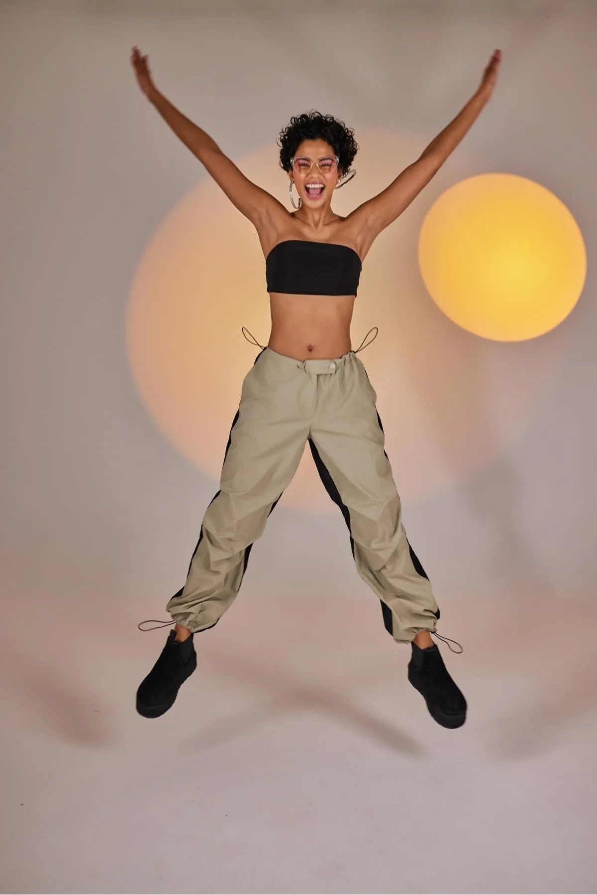 HOLLY LOLLY  Zweifarbige zweifarbige Fallschirmhose mit verstellbarem elastischem Bund und Beinen in Beige