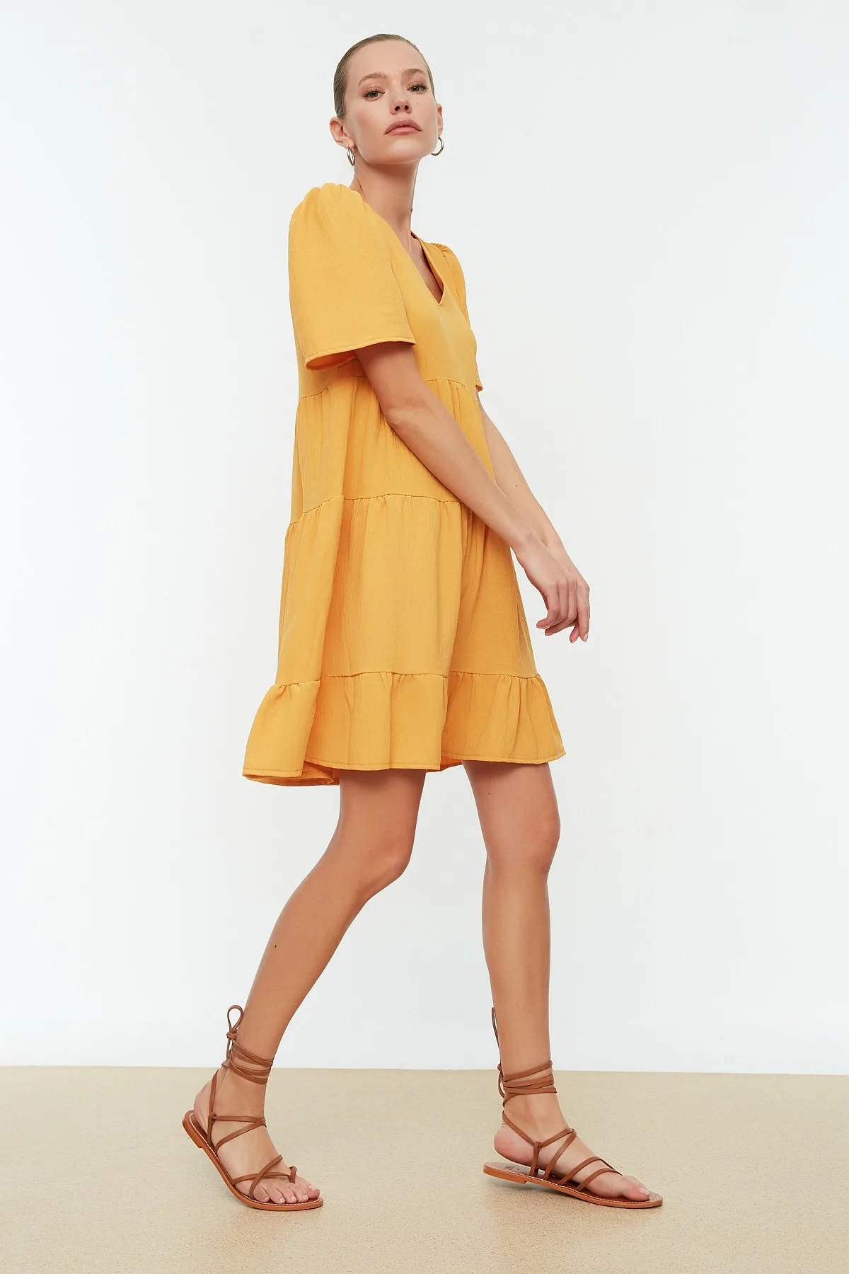 Trendyol Collection  Senffarbenes, weit geschnittenes, gewebtes Kleid TWOSS20EL0400