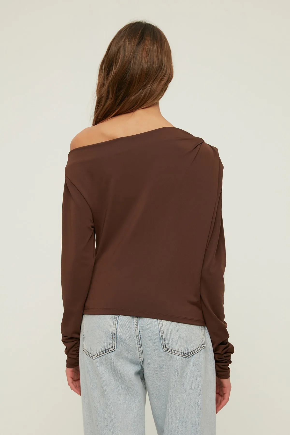Trendyol Collection  Braune, fließende, dehnbare Strickbluse mit asymmetrischem Kragen TWOAW21BZ1383