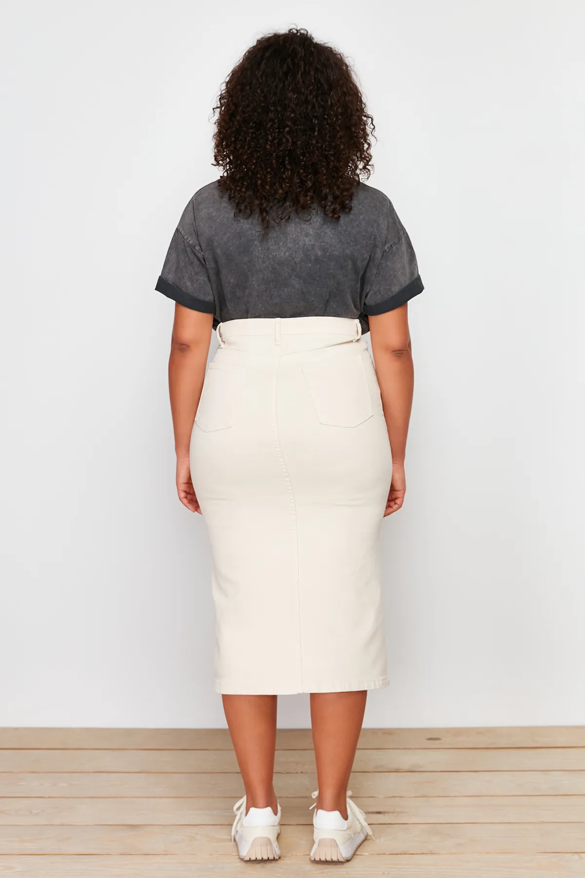 Trendyol Curve  Ecrufarbener, detaillierter Midi-Jeansrock mit Schlitz vorne TBBSS24AZ00033