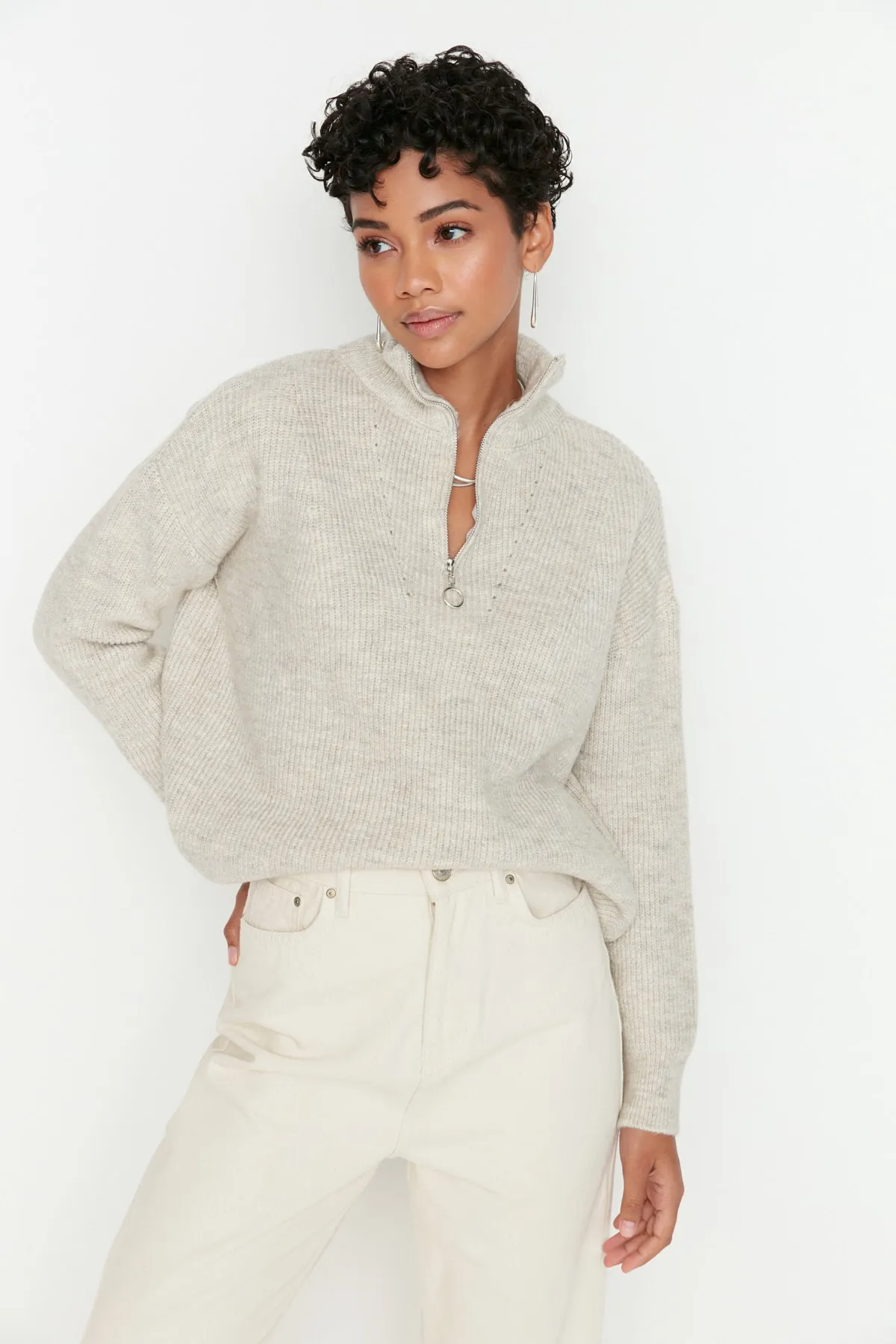 Trendyol Collection  Steiniger Strickpullover mit weicher Struktur und Reißverschluss TWOAW20XS0009
