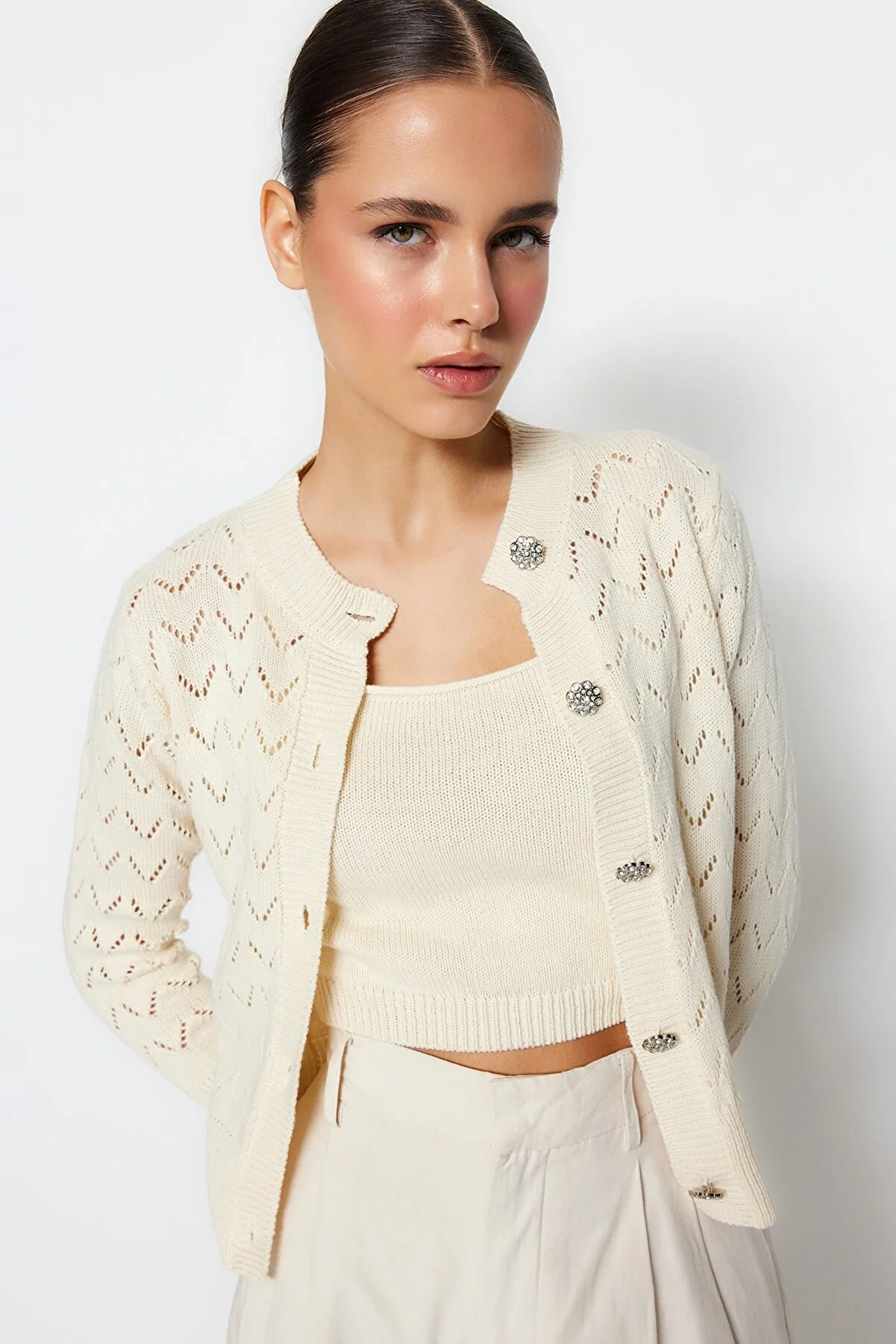 Trendyol Collection  Blusen-Cardigan-Set mit durchbrochenen Löchern und Steinknöpfen TWOSS23HI00000