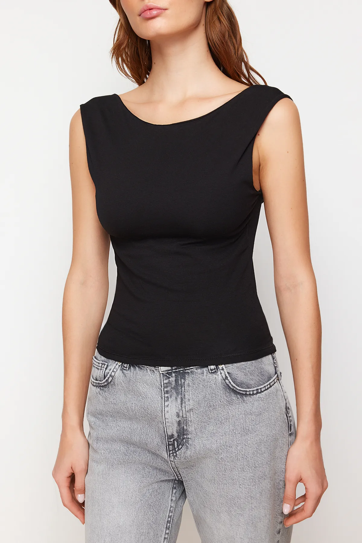 Trendyol Collection  Schwarze, rückenfreie, taillierte, elastische Strickbluse aus Baumwolle in normaler Länge TWOSS24BZ00031