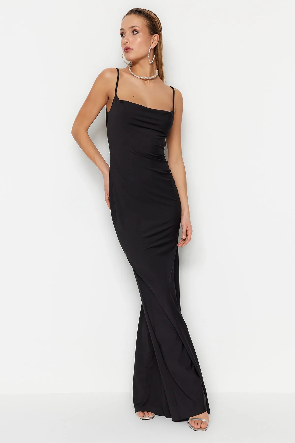 Trendyol Collection  Schwarzes, figurbetontes, langes Abendkleid aus Strick TPRSS23AE00060