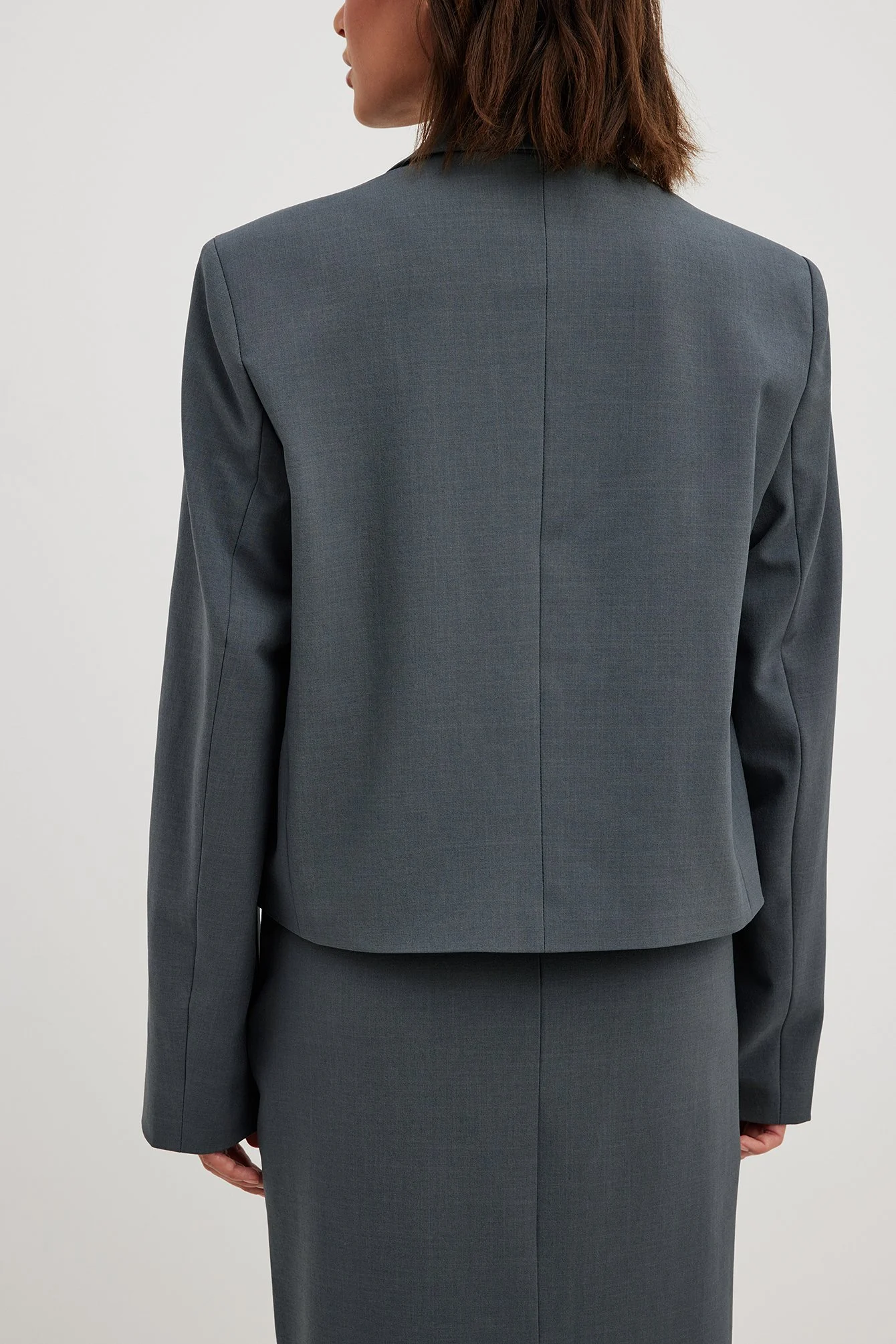 Kurzer taillierter Blazer mit geradem Schnitt