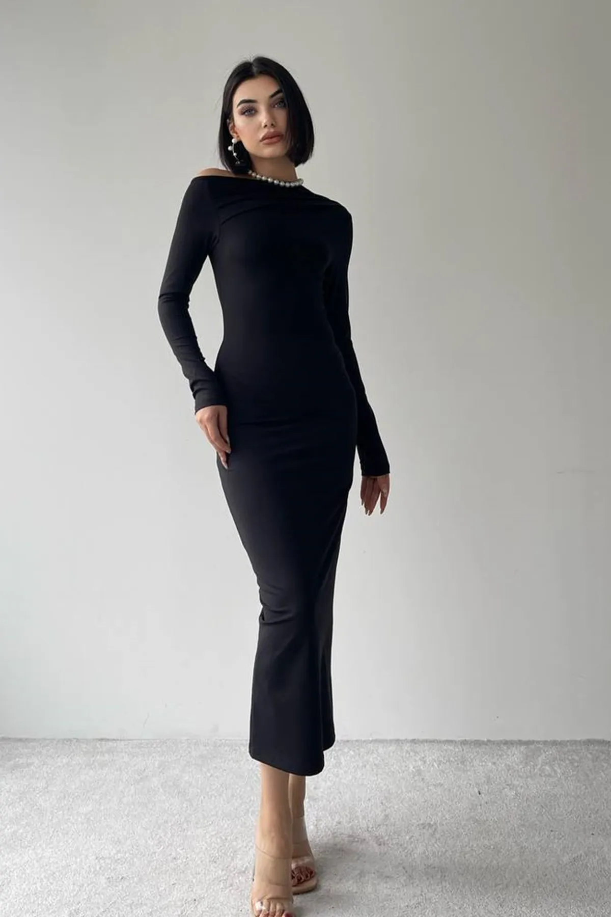 lovebox  Damen Maxikleid in Schwarz mit flexiblem Mikrogewebe an den Schultern, tiefem Ausschnitt und langen Ärmeln, 199