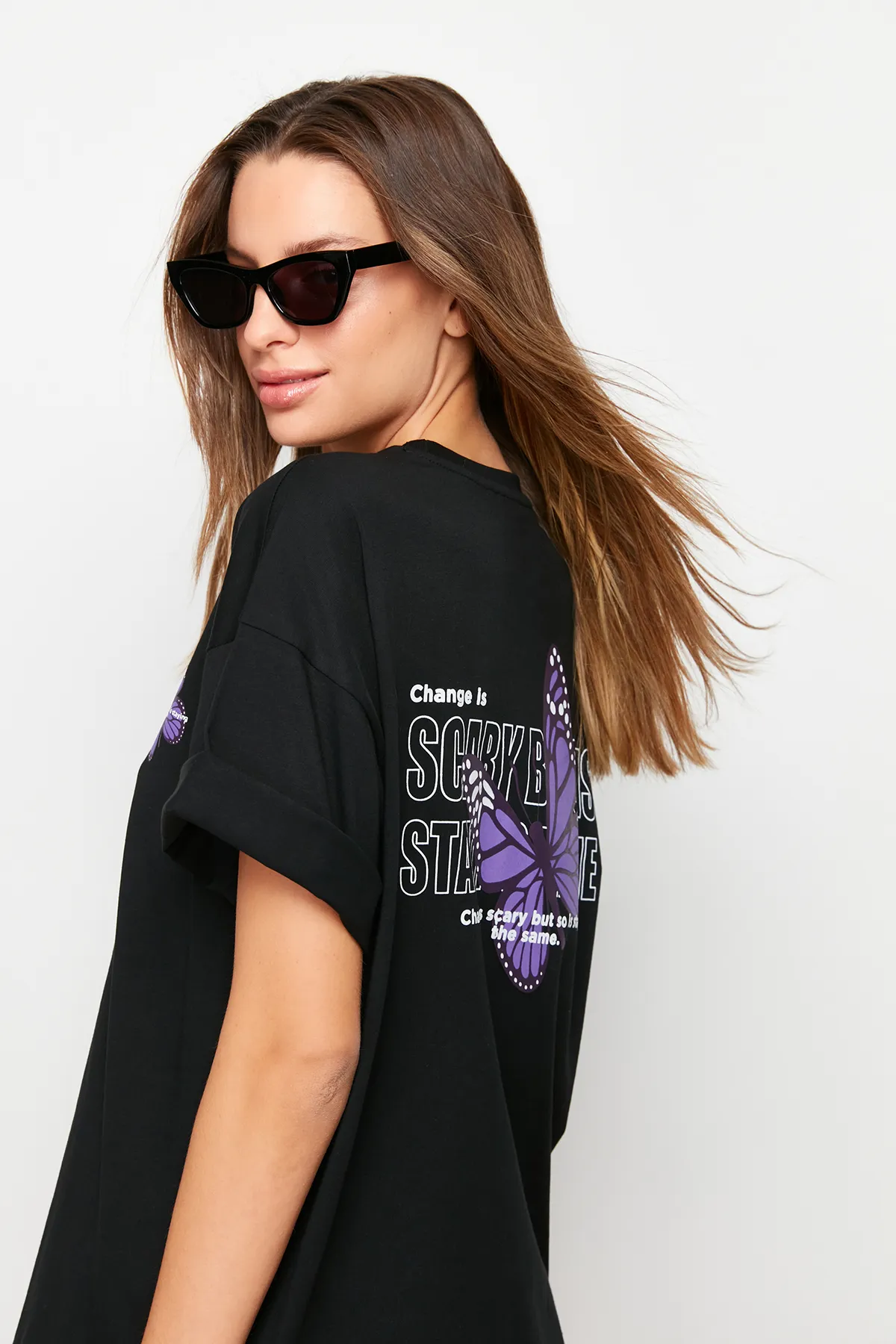 Trendyol Collection  Schwarzes Strick-T-Shirt mit Schmetterlingsdruck aus 100 % Baumwolle auf der Vorder- und Rückseite mit übergroßem/breitem Muster TWOSS23TS00188