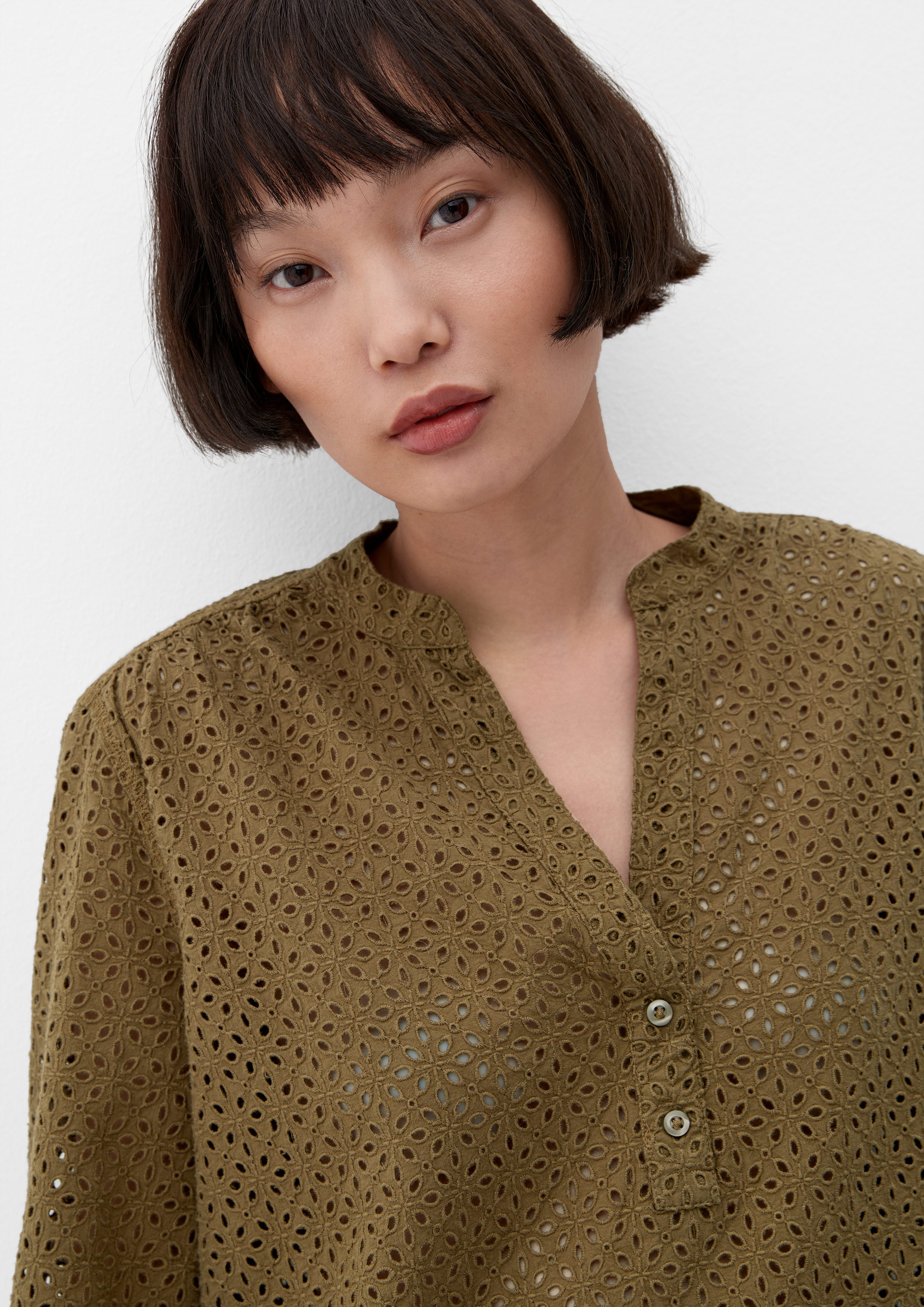 s.Oliver Langarmbluse Bluse mit Lochstickerei Lochstickerei, Zierknopf