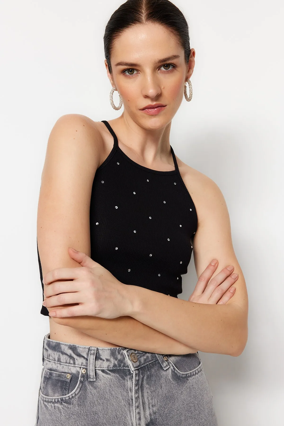 Trendyol Collection  Schwarze, detaillierte, eng anliegende, gerippte, dehnbare Strickbluse in Stone TWOSS23BZ00568