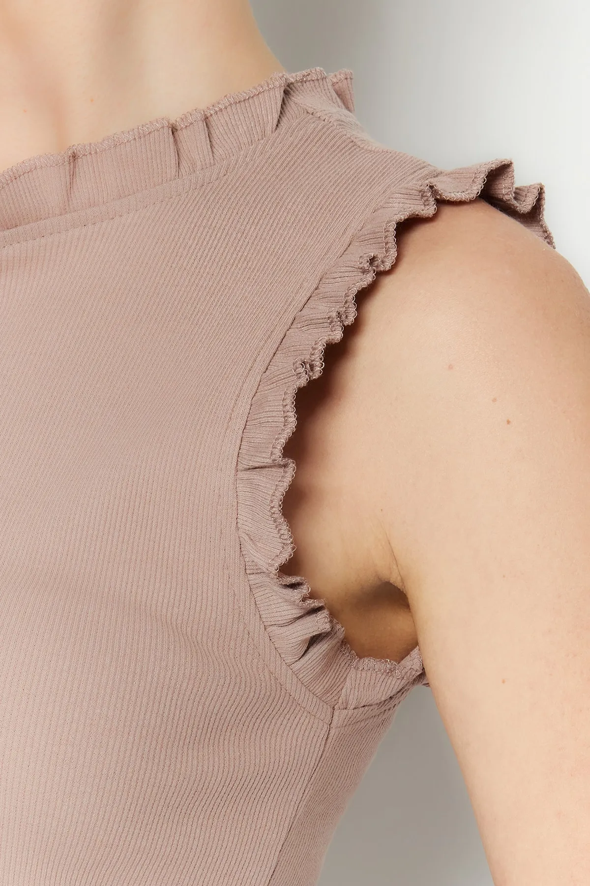 Trendyol Collection  Nerzfarbenes, geripptes, figurbetontes Midi-Bleistiftkleid aus Stretch-Strick mit Rüschendetail TWOSS22EL1569