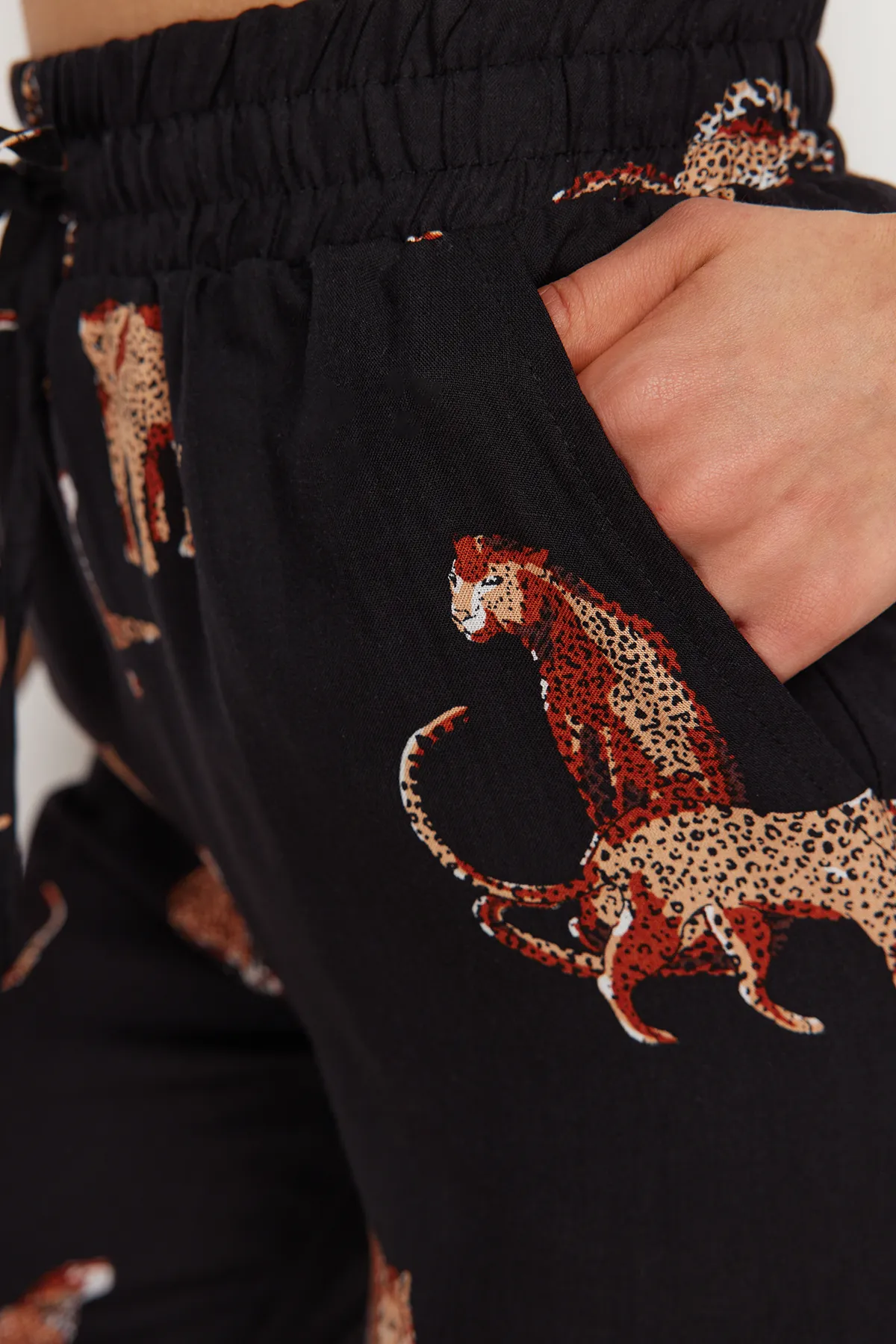 Trendyol Collection  Schwarze Pyjamahose aus Viskosegewebe mit Tiermuster THMSS24PJ00031
