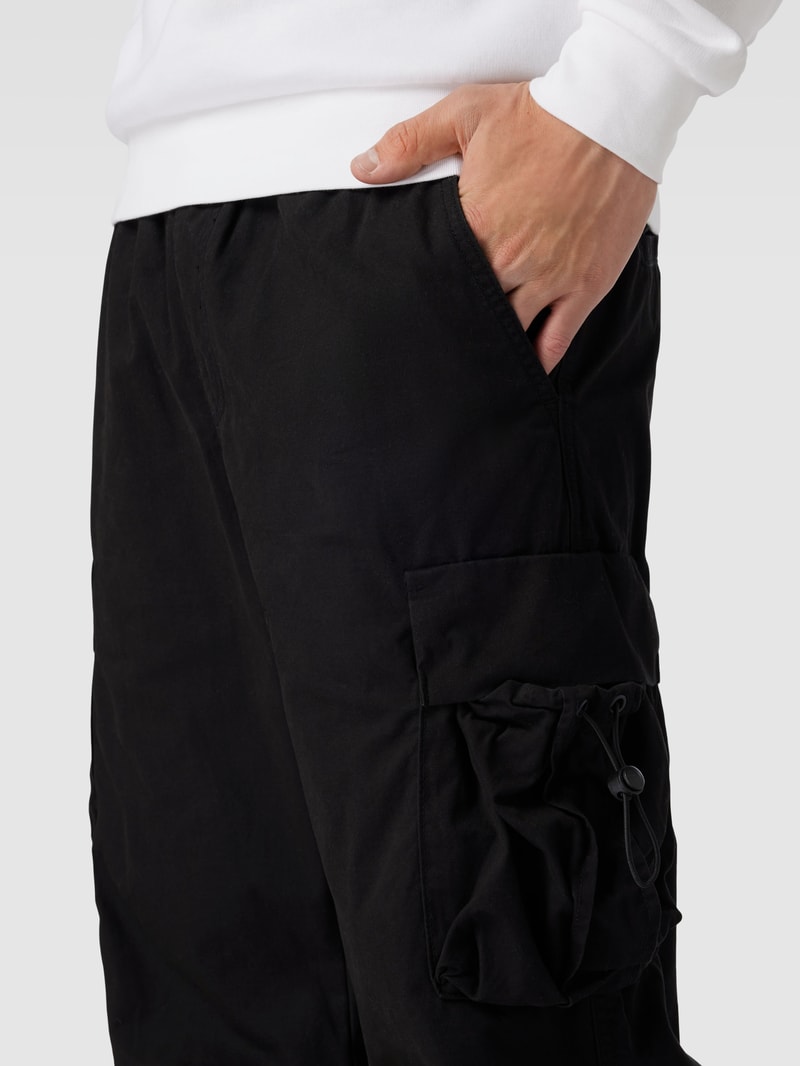 Cargohose mit elastischem Bund in schwarz