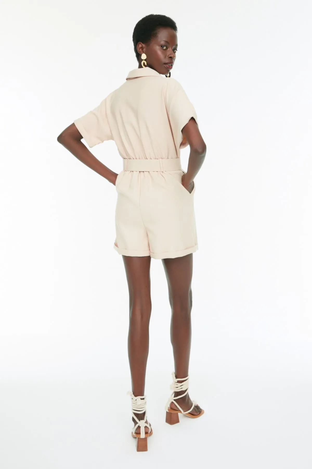 Trendyol Collection  Steinfarbener, gewebter Mini-Jumpsuit mit Froschkragen und Gürtel TWOSS19WX0112