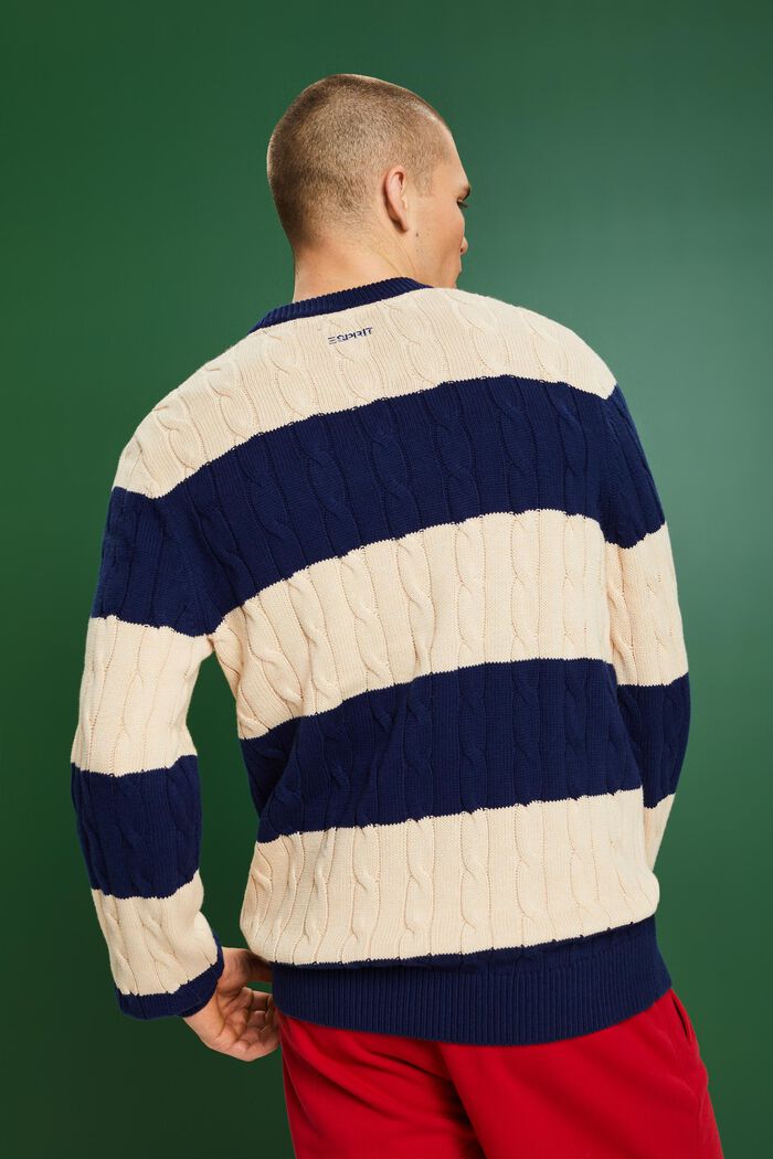 Gestreifter Zopfstrickpullover
