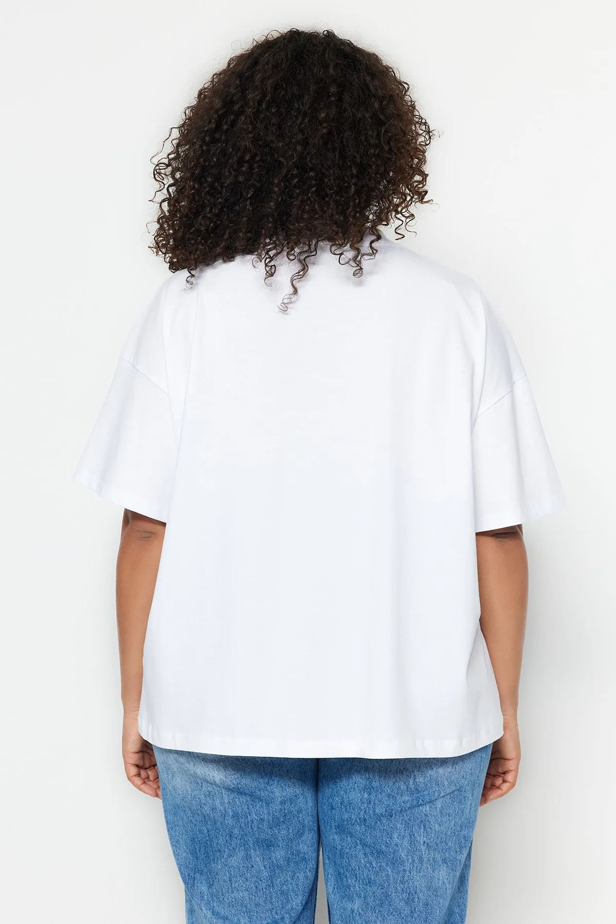 Trendyol Curve  Geripptes, weit geschnittenes Basic-Strick-T-Shirt mit weißem Kragen TBBSS23BF00017